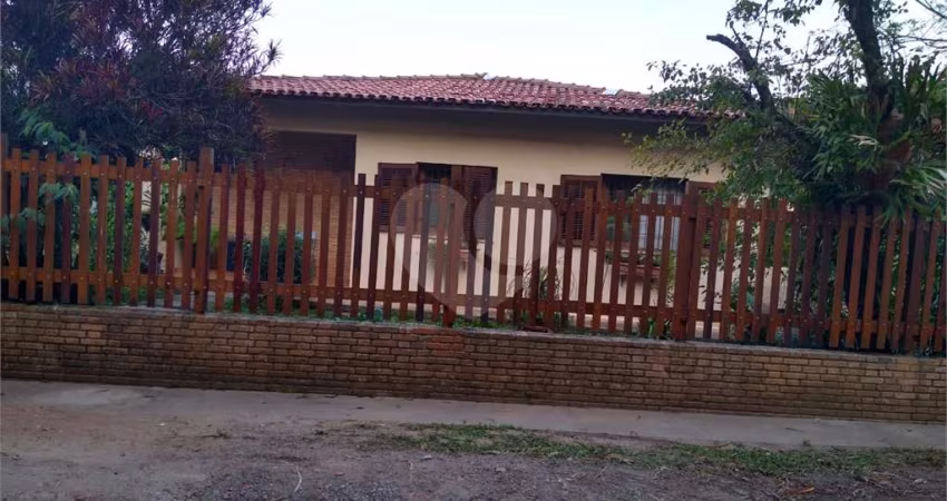Casa térrea Tremembé, muito espaçosa, com 3 dormitórios, 1 suíte, sala e cozinha amplas, 4 vagas,