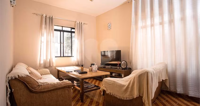 Excelente CASA TÉRREA com 04 Dormitórios + casa nos fundos na Casa Verde