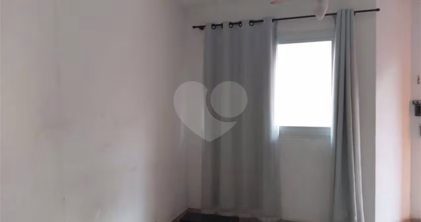 SOBRADO EM CONDOMÍNIO FECHADO - 2 DORM. 1 VAGA. 2 WC