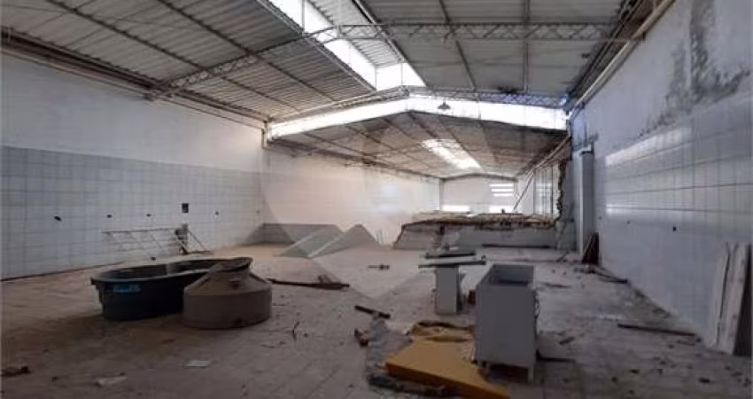 Galpão com 678 m² de área construída, com Pé direito 12 metros na Vila Romana. Oportunidade!!