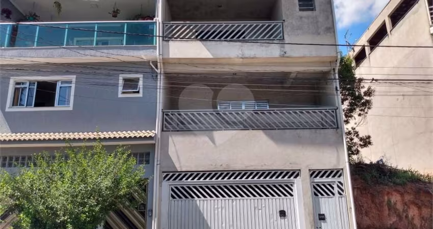 Sobrado  03 dormitorios - Rua sem saida com Vigilancia Presencial 24 horas