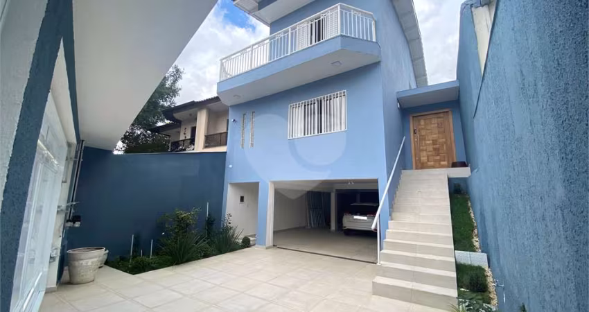 Sobrado com 480 m², com 3 dormitorios e 8 vagas na Zona Norte