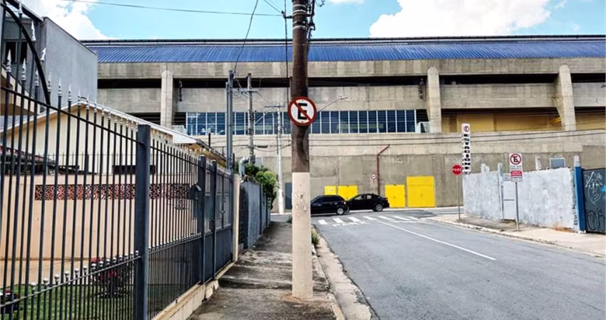 3 minutos a pé do Metrô