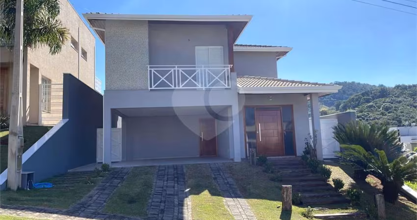 Linda casa com 3 dormiórios a venda em condomíneo fechado na cidade de Atibaia-SP