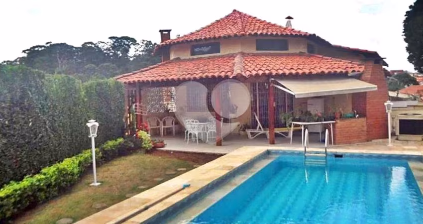 Casa Assobradada Tremembé | 3 Suítes | 370m² | Lazer Completo | Lareira | 5 Vgs