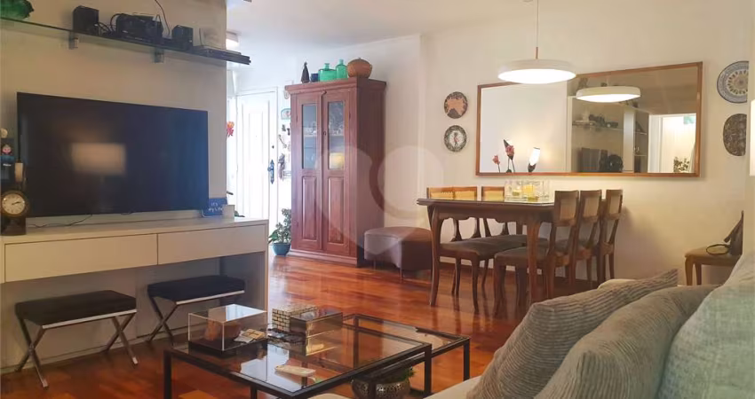 Apartamento de 107m² reformado 3 dormitórios, sendo 2 suítes e com closets um quarto é reversível,