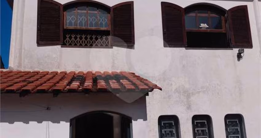 Sobrado com entrada lateral, vago na região do Horto Florestal