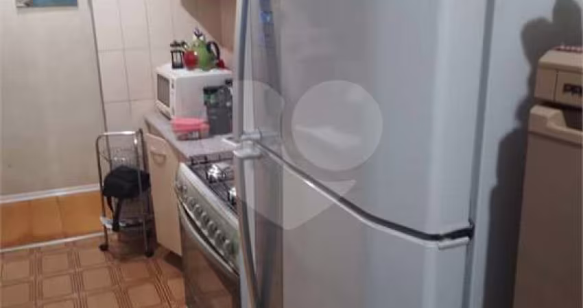 Excelente apartamento com 02 dormitórios, sala para dois ambientes, 01 banheiro e 01 vaga