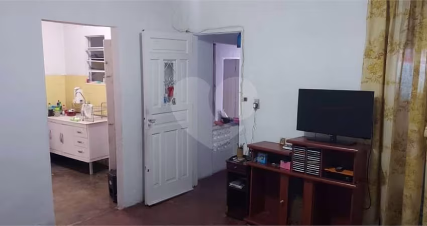 Casa Terrea 130 m / com salão  Comercial 40 m  1 wc /Casa- 2 vagas,  1 dorm,Cozinha, Sala Ampla .