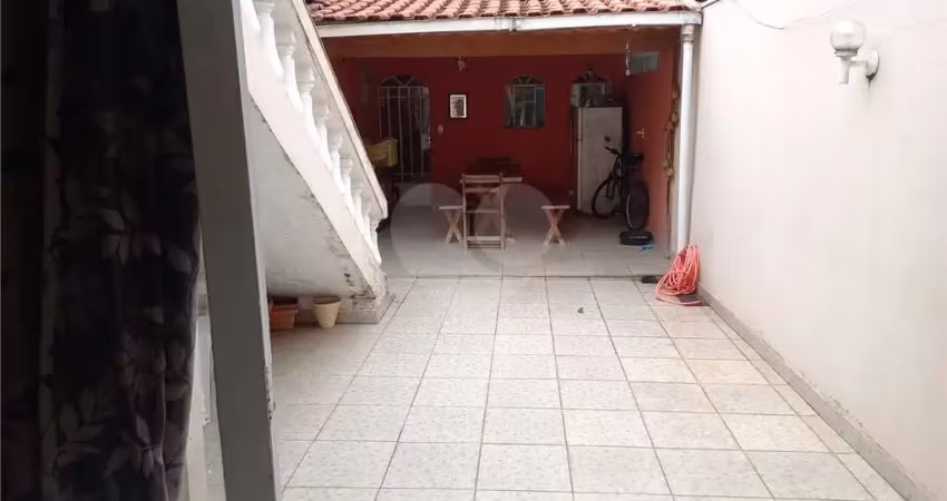 Casa residencial de 210m² em excelente localização no Planalto Paulista tem 3 quartos, sendo 1 suíte