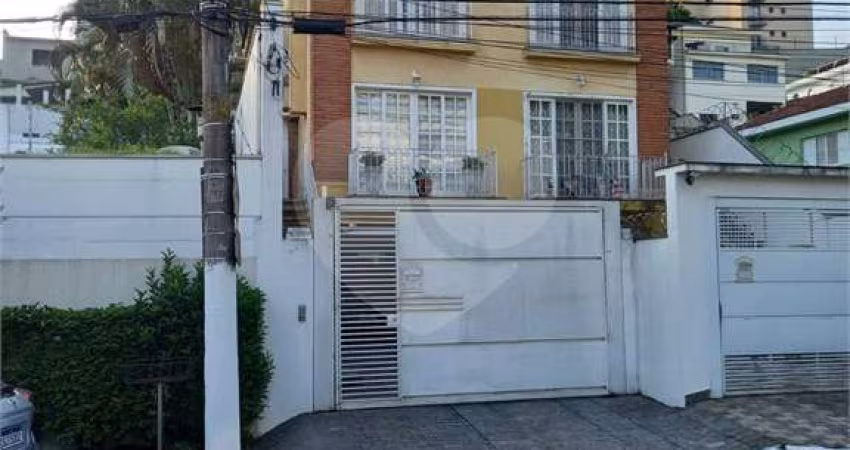 Sobrado de 3 suítes, 4 vagas de garagem no Bairro Jardim França