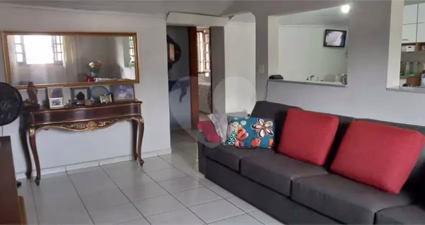 Excelente sobrado para construtores, com 3 dormitórios, sendo 01 suíte