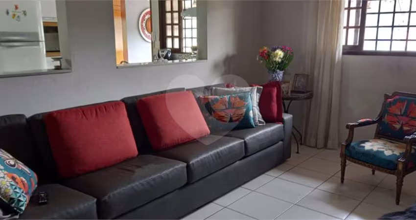 Excelente Sobrado para construtores, com 3 dormitórios, sendo 01 suíte