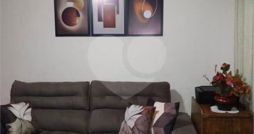 Casa térrea com 02 dormitórios, sala ampla, dormitórios e cozinha com armários embutidos