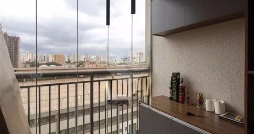 Apto 3 dorm. Sendo 1 suite e 1 banheiro uso comum. Reformado e mobiliado.
