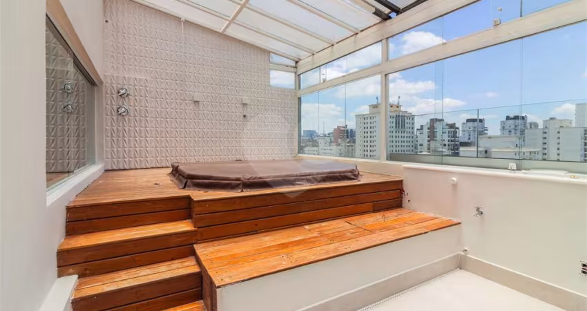 Cobertura à venda com 3 quartos e 2 vagas em Pinheiros.