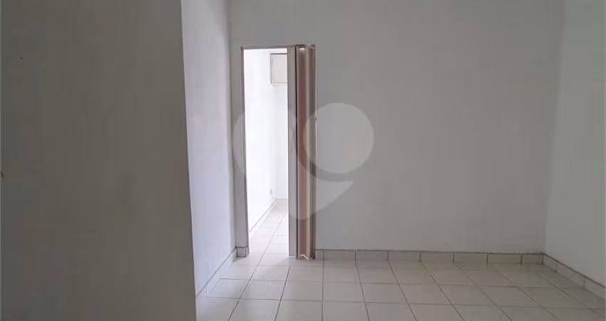 Kitnet 26m² com sala, quarto, cozinha em condomínio com piscina na Liberdade