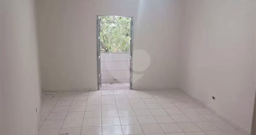Apartamento super bem localizado, com 01 dormitório e armário embutido