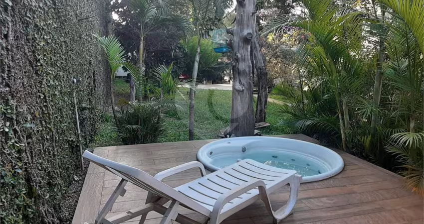 Terreno Jardim Floresta com 500m2, casa antiga com 3 quartos, 3 banheiros, 3 salas, cozinha, corredor lateral, vaga para 6 ou mais veículos e um belo quintal com área gourmet e árvores frutíferas