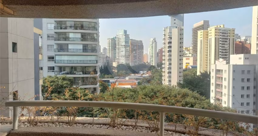 Apartamento a venda em Moema