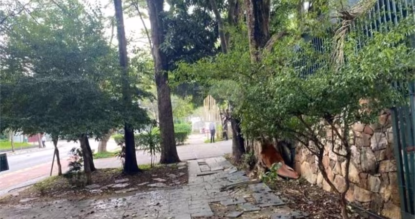 Terreno Residencial/Comercial em PINHEIROS com 550 m²