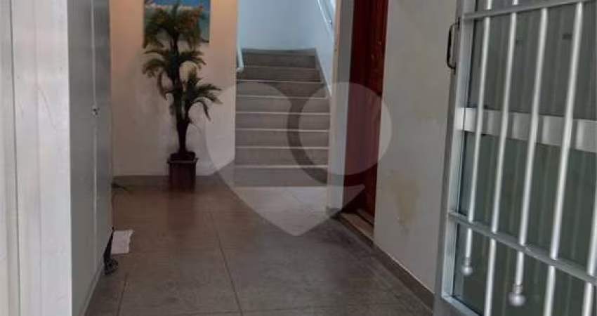 Apartamento térreo em condomínio tranquilo em excelente localização