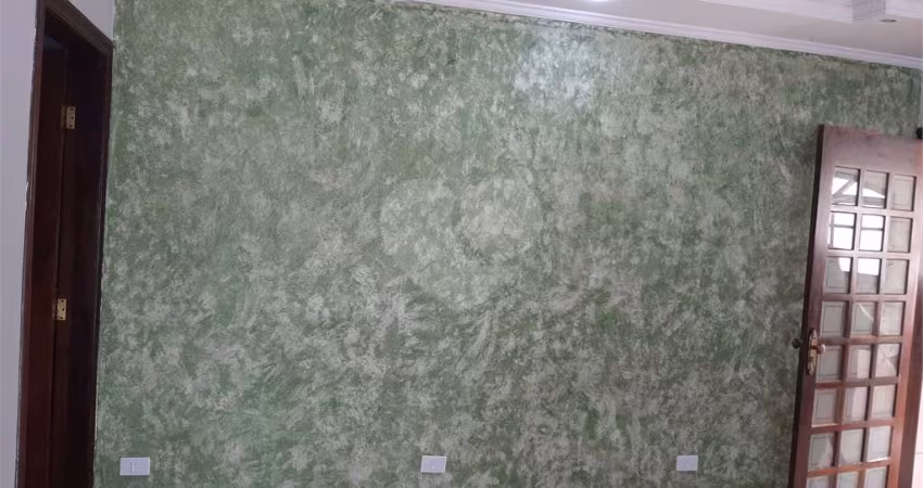 Casa térrea com 100m2 de área construída com 3 quartos, sendo 2 suítes, 3 banheiros, 1 sala, 1 vaga