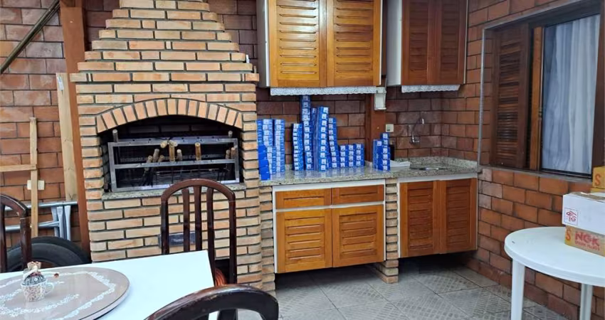 Sobrado a venda na Parada Inglesa. 3 quartos (1suíte), 3 vagas, quintal, churrasqueira.