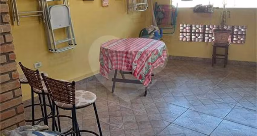 Sobrado a venda de 3 quartos 1 suíte 2 vagas de garagem no Bairro Jaçana.