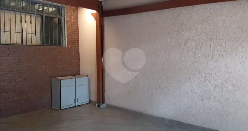 Sobrado com 139m2 de área construída com 3 quartos ( 1 suíte), 4 banheiros, 1 sala, depósito quintal
