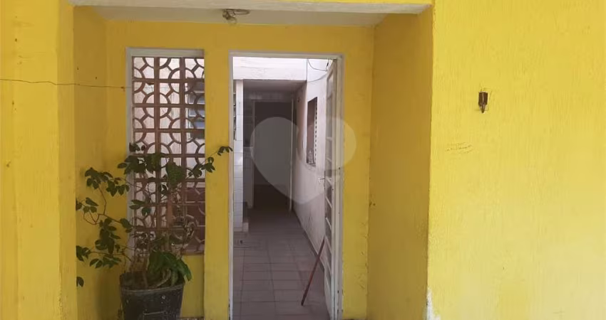 Sobrado para vender com 140m2 de área construída com 5 quartos e 2 vagas de garagem.