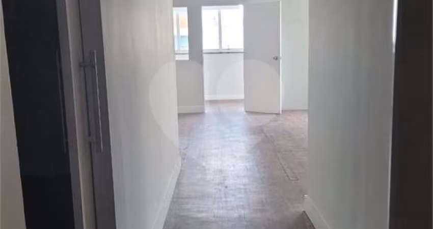 Sala Comercial à Venda, com 02 banheiros, cozinha e 01 vaga de garagem