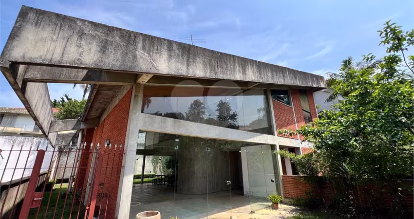 CASA A VENDA COM 4 QUARTOS EM ALTO DE PINHEIROS.