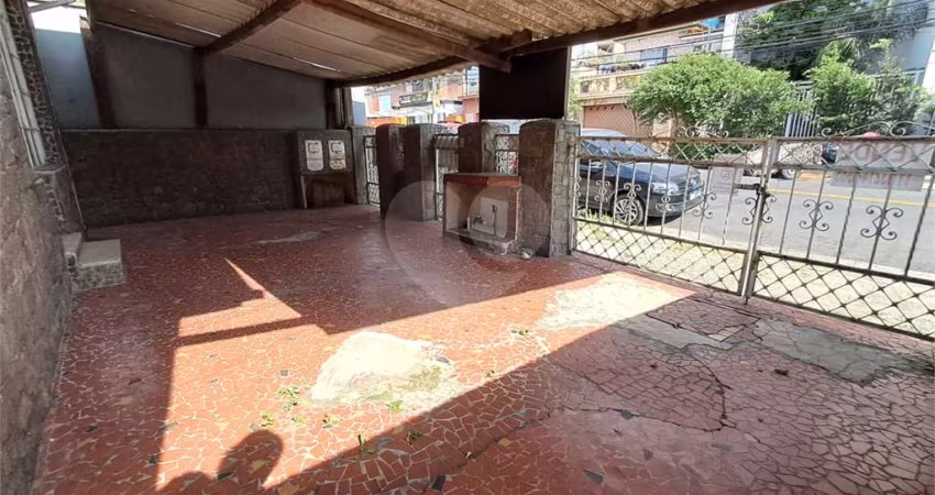 Atenção investidores e construtores! Casa à venda | 400 m² | 2 vagas na Vila Gustavo!