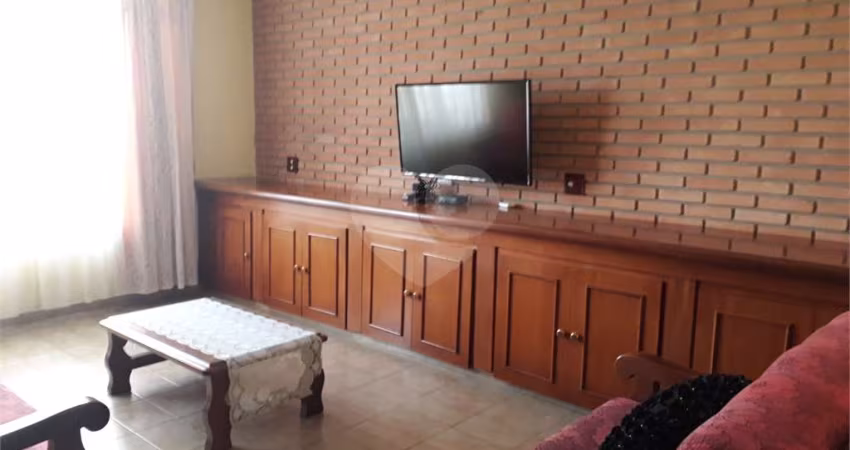 Casa Térrea à Venda no Lauzane Paulista - 3 dormitórios e  vagas de garagem.