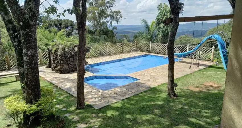 Casa à venda 250m² 3 suites na Serra da Cantareira.