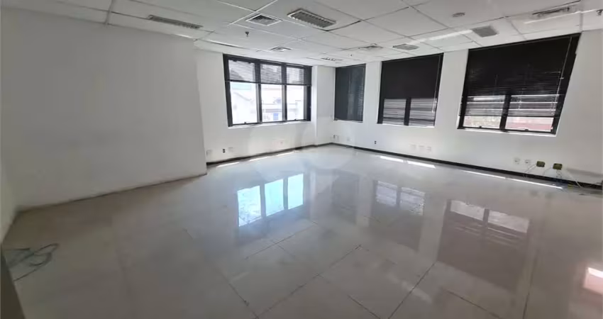 Sala ampla com 90 m² para locação em prédio de alto padrão nos jardins.