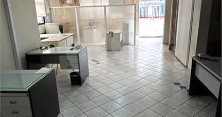 Vende-se prédio comercial em avenida de grande circulação.