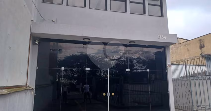 Prédio comercial, distribuídos em 4 pavimentos, total 8 salas e 7 banheiros