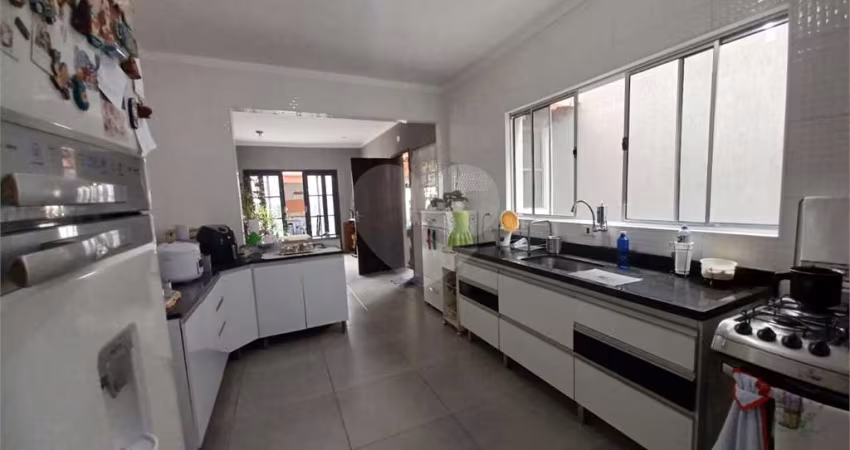 Sobrado 150m 03 Dormit 01 suite, Sala, Cozinha Ampla, 4 wcs, Churrasqueira. 04 vagas.