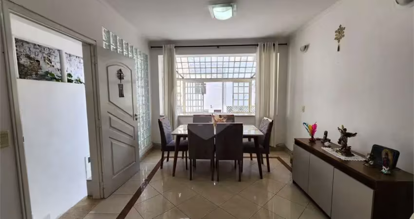 Casa assobradada em uma tranquila vila no coração do bairro de Santana. 3 suítes, 3 vagas.