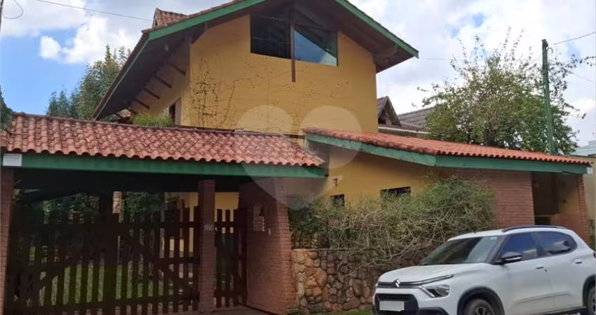 Casa chalé Horto Florestal com 360m2, 4 quartos, 2 suítes, 5 banheiros e 6 vagas de garagem