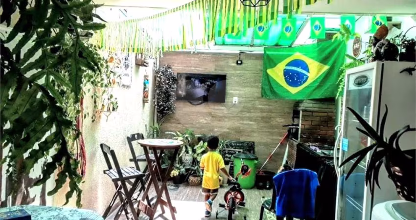 Linda Casa em Condomínio Fechado com 2 Dormitórios e Quintal – Oportunidade Imperdível!