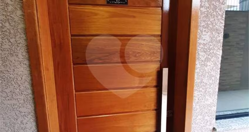Apartamento com 37m2, 2 quartos, banheiro, sala, cozinha,  quintal e SEM vaga de garagem