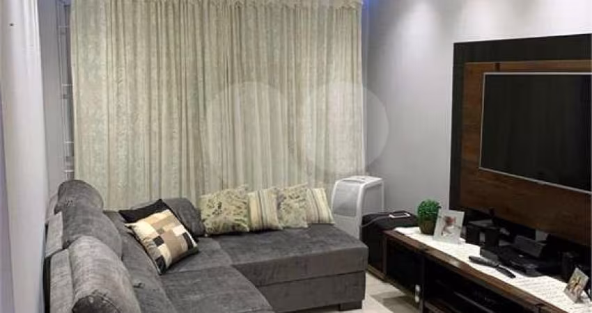 Apartamento à Venda - 2 Dormitórios, Quintal e Garagem!