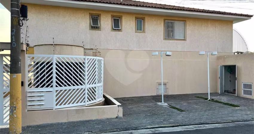 Sobrado em condomínio fechado no bairro do Mandaqui com 3 dormitórios sendo 1 suíte.