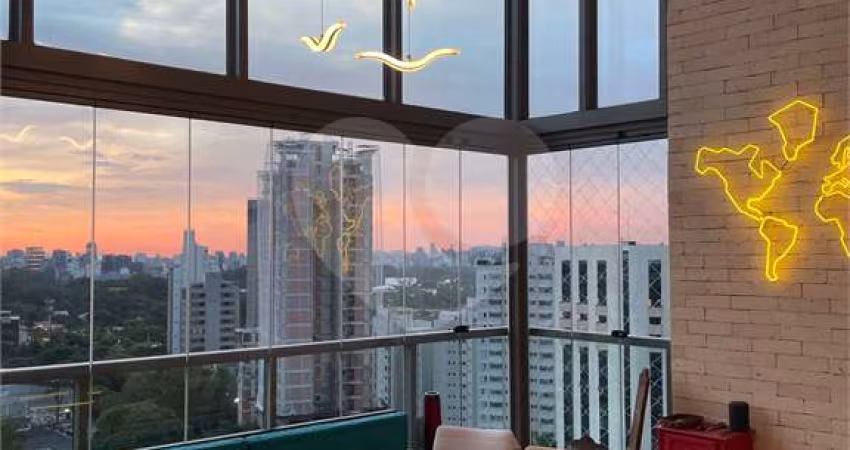 Apartamento em prédio novo com 2 suítes, sala com pé direito duplo e  vista para Parque Ibirapuera