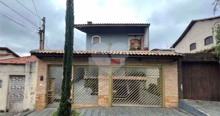 Casa à Venda 300m²| 3 Suítes| Churrasqueira| Piscina| 5 Vagas na Vila Maria