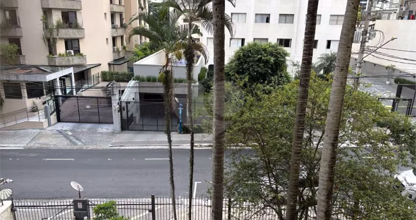 Apartamento em Moema com 2 quartos, sacada, 1 vaga de garagem