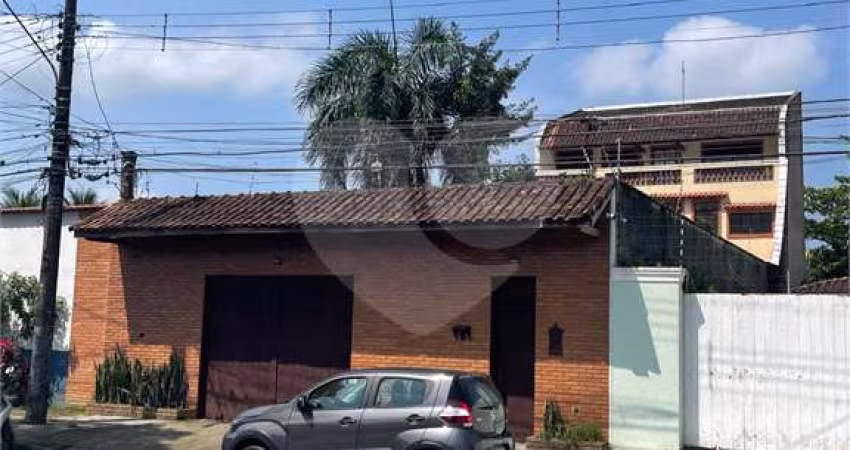 Sobrado venda GUARUJÁ com 300m2, 3 quartos, 3 suítes, 2 salas, cozinha, lavabo, varanda, quintal gourmet e pelo menos 7 vagas de garagem